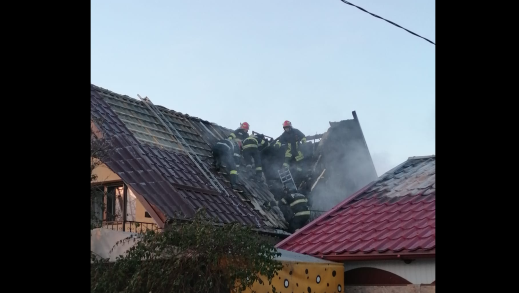 Incendiu în comuna Miroslava. O casă a luat foc, iar flăcările s-au propagat la un alt imobil. Cinci autospeciale de pompieri au intervenit de urgenţă – EXCLUSIV, FOTO