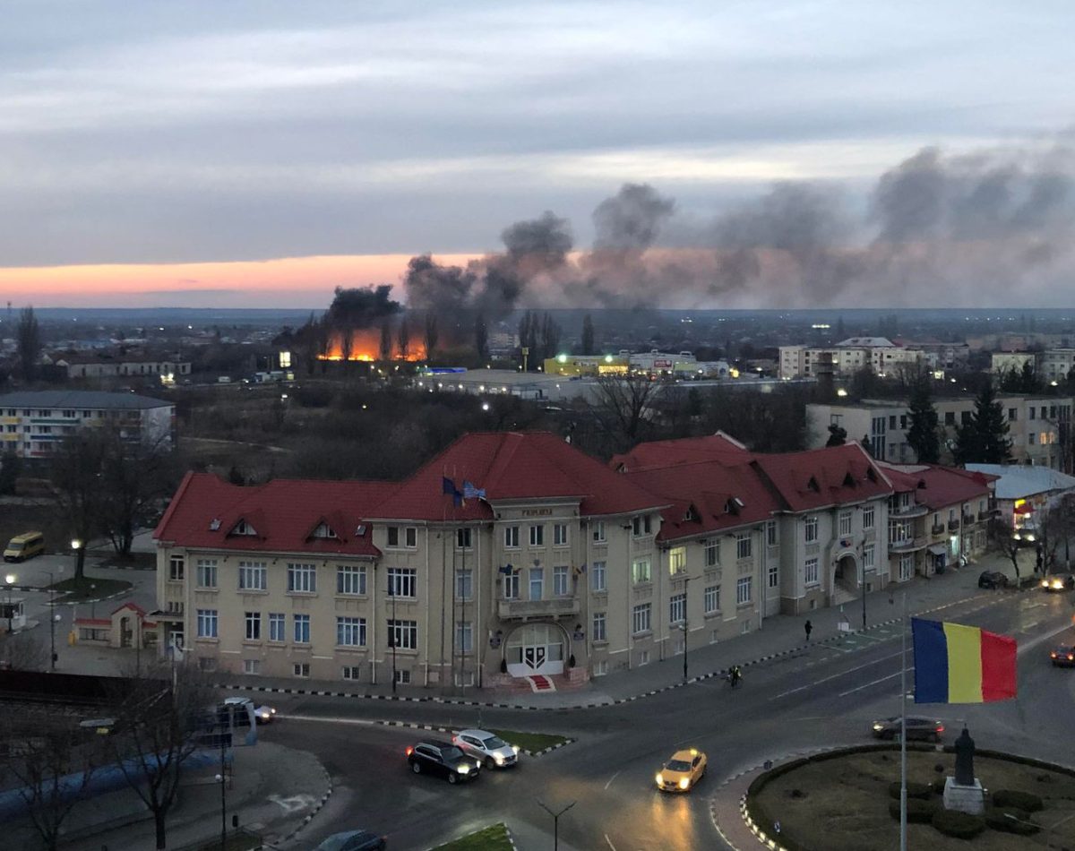 Incendiu de proporții în orașul Giurgiu. Flăcările au cuprins vegetația uscată și izolația țevilor de căldură
