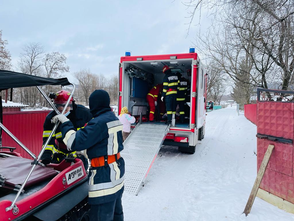 Misiune dificilă a autorităţilor din judeţul Suceava. Un bărbat de 180 kilograme a fost transportat la spital – FOTO, VIDEO