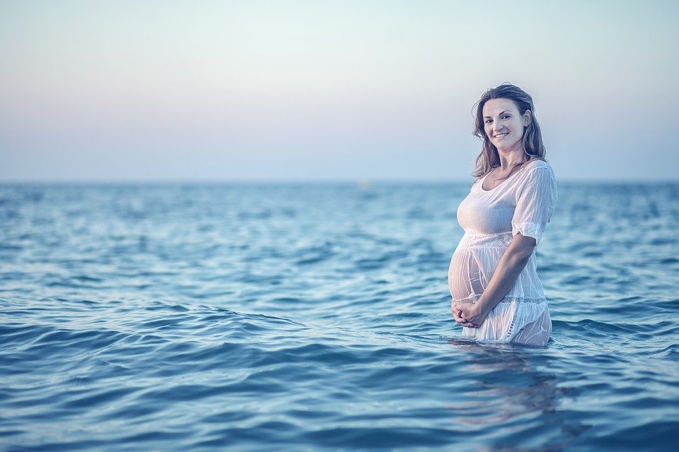o femeie însărcinată la mare