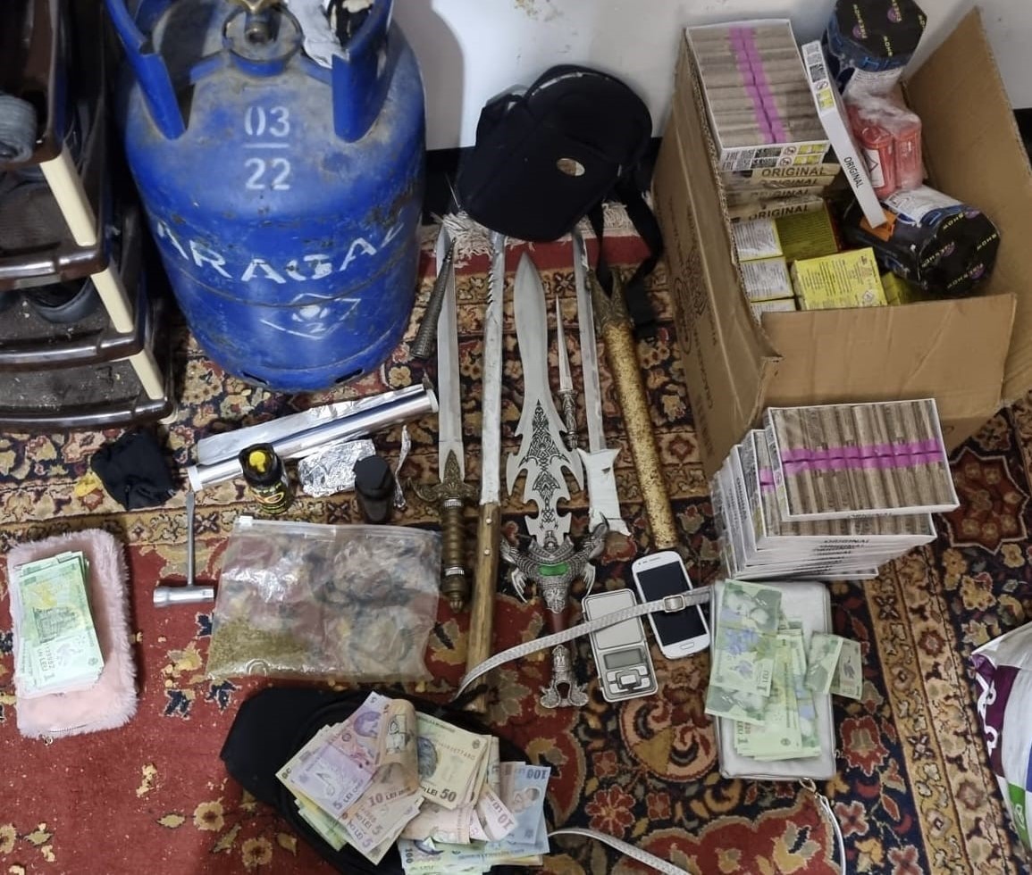 Grupare care se ocupa cu traficul de substanțe interzise, destructurată la Iași – FOTO