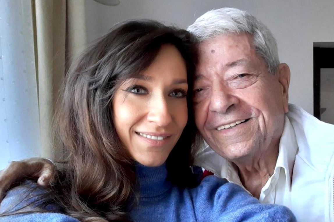 Fata lui Ion Dichiseanu spală cu clor mormântul tatălui său. Ioana crede că actorul încearcă să comunice cu ea: „Mi-a transmis foarte multe mesaje”
