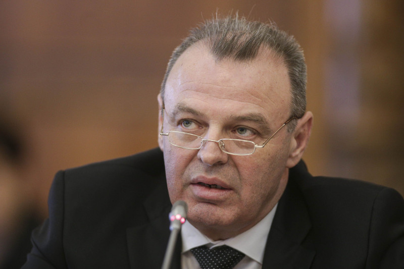 Fostul ministru Lucian Șova, anchetat de DNA, într-un dosar legat de TAROM