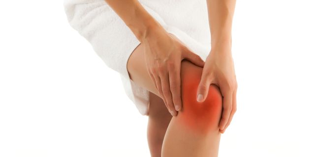 grafica persoana care se tine de genunchi din cauza durerii