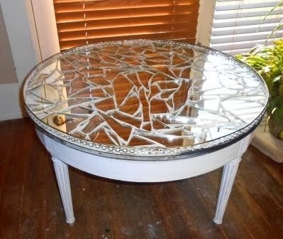 masă decorată cu bucăți de oglindă spartă