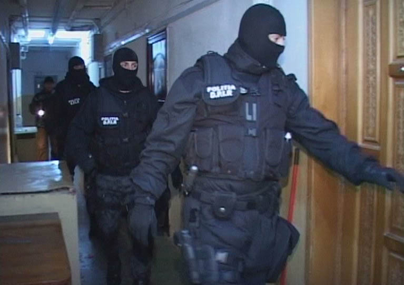 Părinții unui polițist dat afară din sistem sunt patronii salonului de masaj Mon Amour Iași în care se practica prostituia – EXCLUSIV