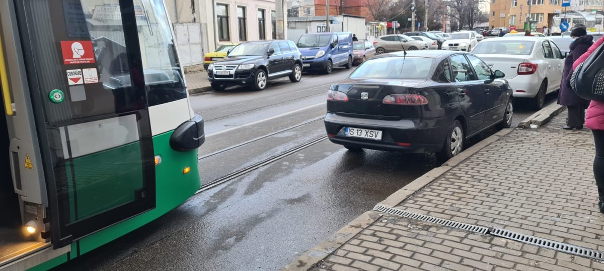 Circulația tramvaielor din Iași, blocată. Un autoturism parcat lângă linia de tramvai