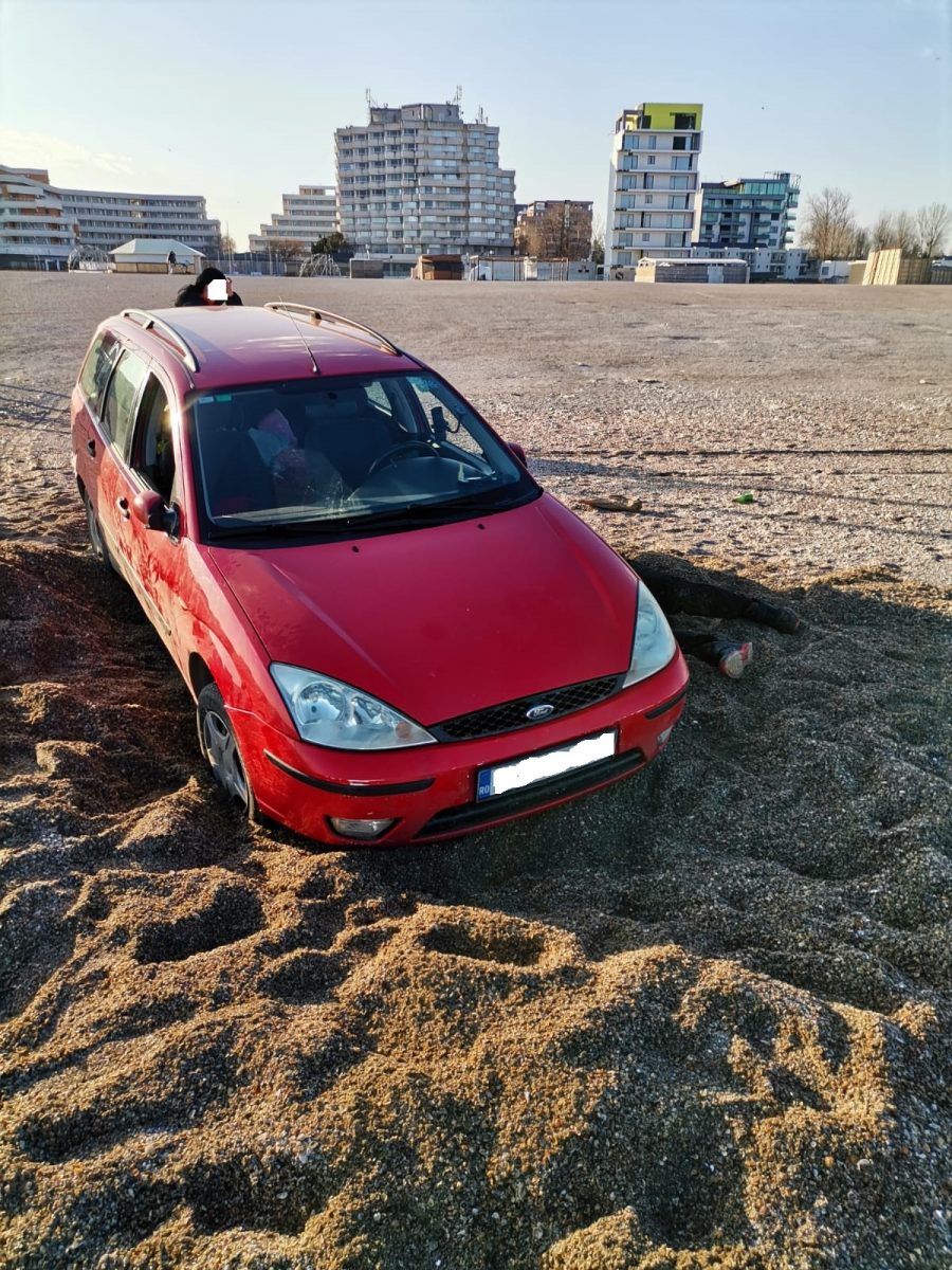 Un șofer a fost amendat cu 10.000 de lei, după ce a rămas blocat cu mașina pe plajă în Constanța – FOTO