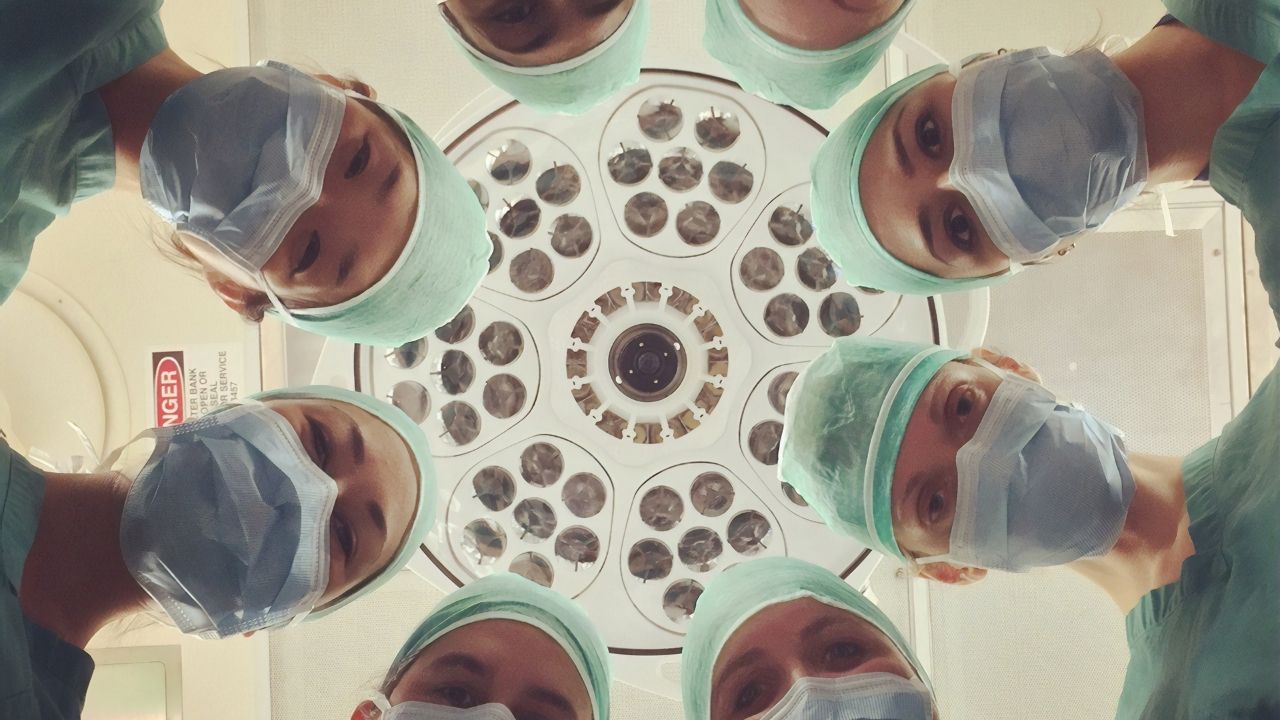 medici în operație