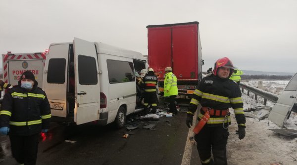Accident grav în Caransebeș! O persoană a murit și alte șase au ajuns la spital după impactul unui microbuz cu un TIR