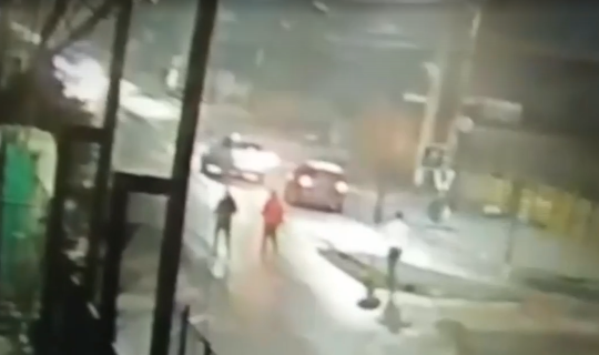 Iată momentul crimei, surprins de camerele de supraveghere, din judeţul Giurgiu. Un şofer a fost lovit în cap cu o cărămidă – VIDEO