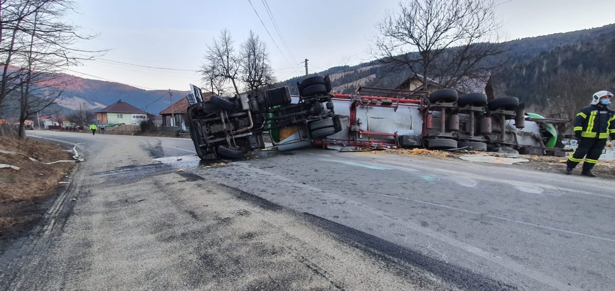 Pericol de explozie și oameni evacuați în Neamț după ce o cisternă s-a răsturnat – FOTO
