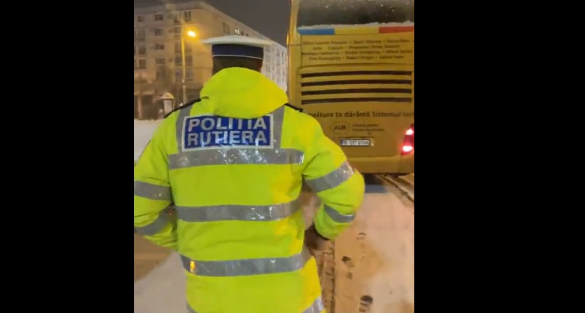 Scandal cu Poliția în Piața Unirii din Iași, unde autocarul de la AUR a parcat – FOTO, VIDEO