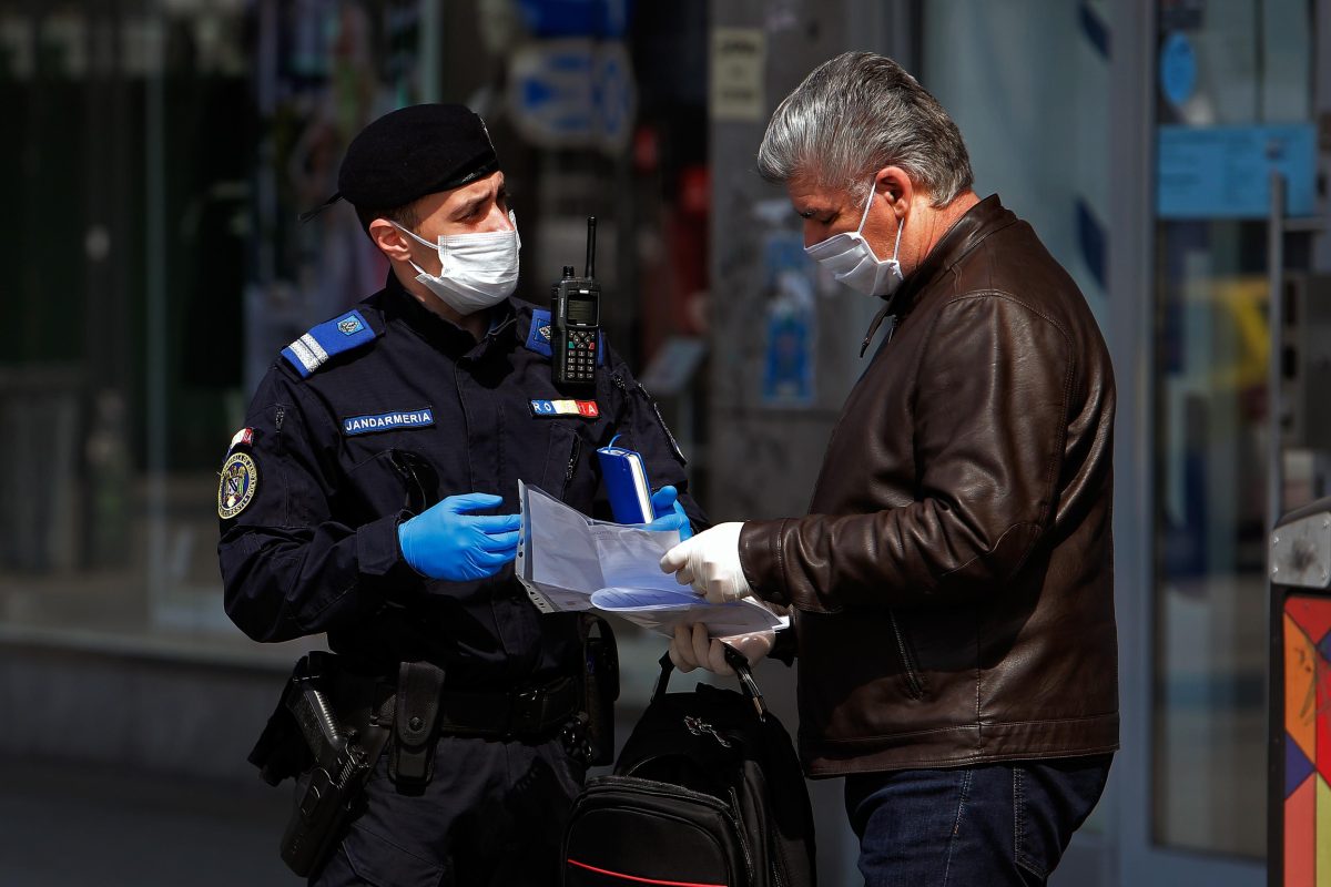 Românii riscă să primească amenzi de până la 2.500 de lei dacă poartă mască textilă