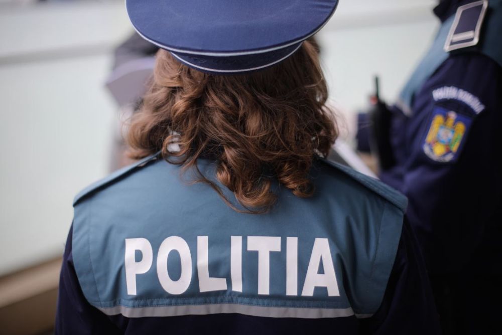 O polițistă din Mehedinți, găsită împușcată în cap în fața secției. Femeia s-ar fi certat cu iubitul ei