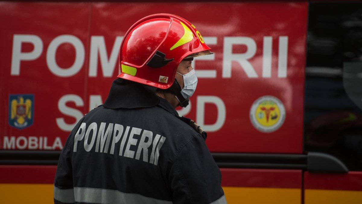 Un bolid marca Mercedes a fost cuprins de flăcări, în Miroslava. Mai mulţi şoferi au sărit în ajutor – EXCLUSIV