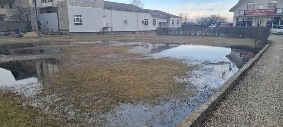 Dezastru ecologic la periferia Ploieștiului. O conductă de petrol s-a spart, iar produsul petrolier s-a deversat pe sol