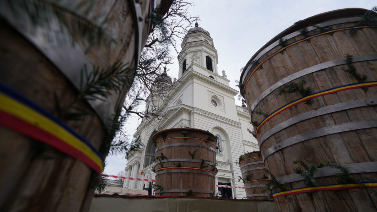 Pregătirele pentru slujba de sfințire a apei la Mitropolia Iași au început. Ieșenii vor putea lua Agheasmă Mare, joi – GALERIE FOTO