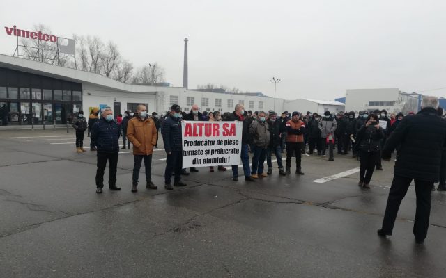 Protest în faţa Ministerului Energiei. Zeci de angajaţi de la Alro Slatina au ieşit în stradă