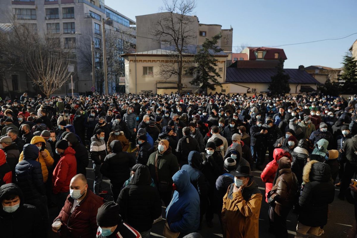 Protest în Bucureşti. Angajaţii STB au ieşit în stradă şi ameninţă cu grevă generală. Ce nemulţumiri au – FOTO