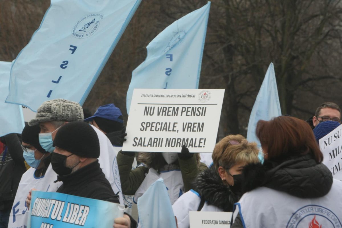 Profesorii amenință cu greva generală dacă nu le sunt majorate salariile