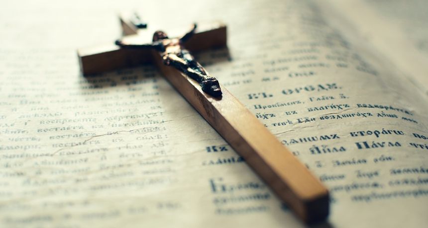cruce asezata pe biblie, rugaciunea de marti