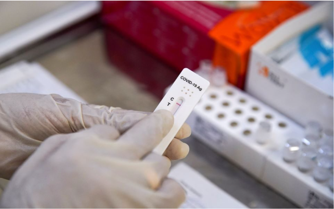 O femeie care a născut, identificată cu Flurona. Pacienta este infectată cu Covid-19 şi gripă în acelaşi timp