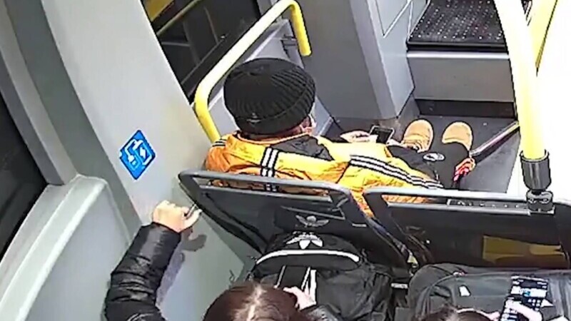 Prejudiciu uriaş făcut de un tânăr care a spart ușa unui tramvai PESA! Poliţiştii l-au reținut  – EXCLUSIV