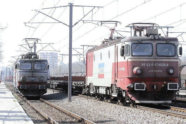 Circulația trenurilor de pe Valea Prahovei a fost reluată după ce mii de pasageri au aşteptat sute de minute