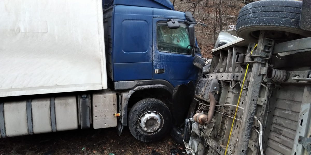 Accident rutier grav în județul Bacău unde un TIR a intrat în coliziune cu un microbuz – FOTO