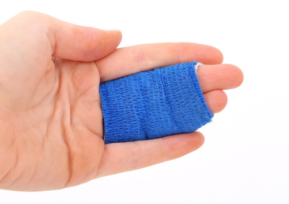 doua degete de la mana bandajate