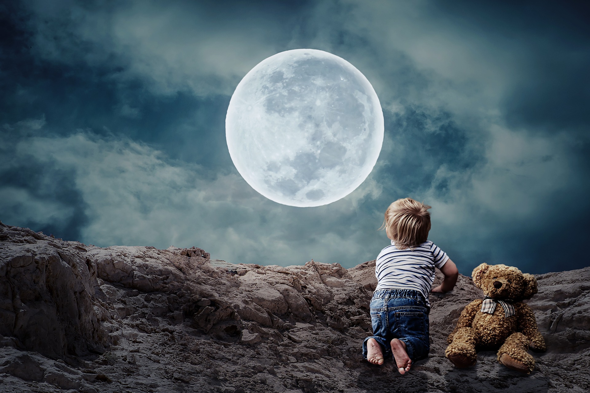 copil care se uita la luna