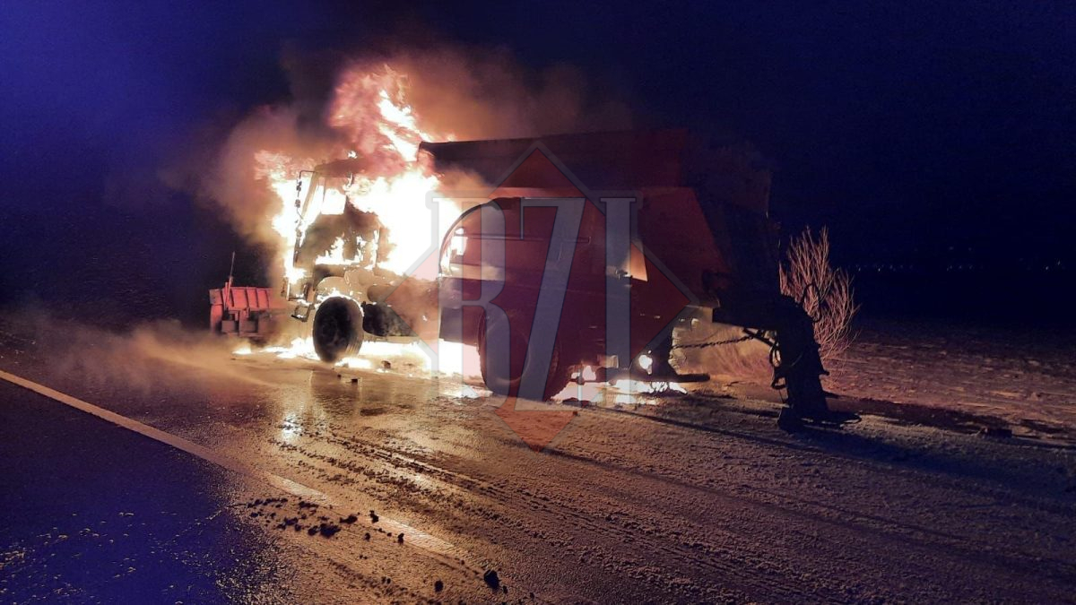 Un utilaj de deszăpezire a luat foc în cursul acestei dimineți pe raza localității Dărmănești – FOTO