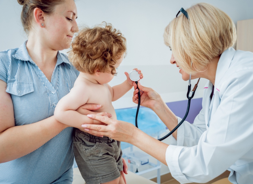medic ce consulta un copil,stetoscop,mama, viermisori la copii