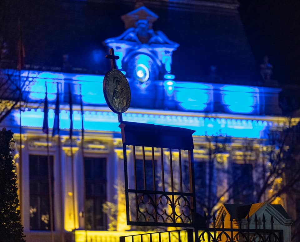 Primăria Iași, luminată în culorile Ucrainei. Mesajul primarului Mihai Chirica – VIDEO