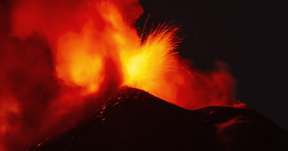 Etna a erupt din nou. Vulcanul aruncă lavă la 100 de metri înălțime – FOTO, VIDEO