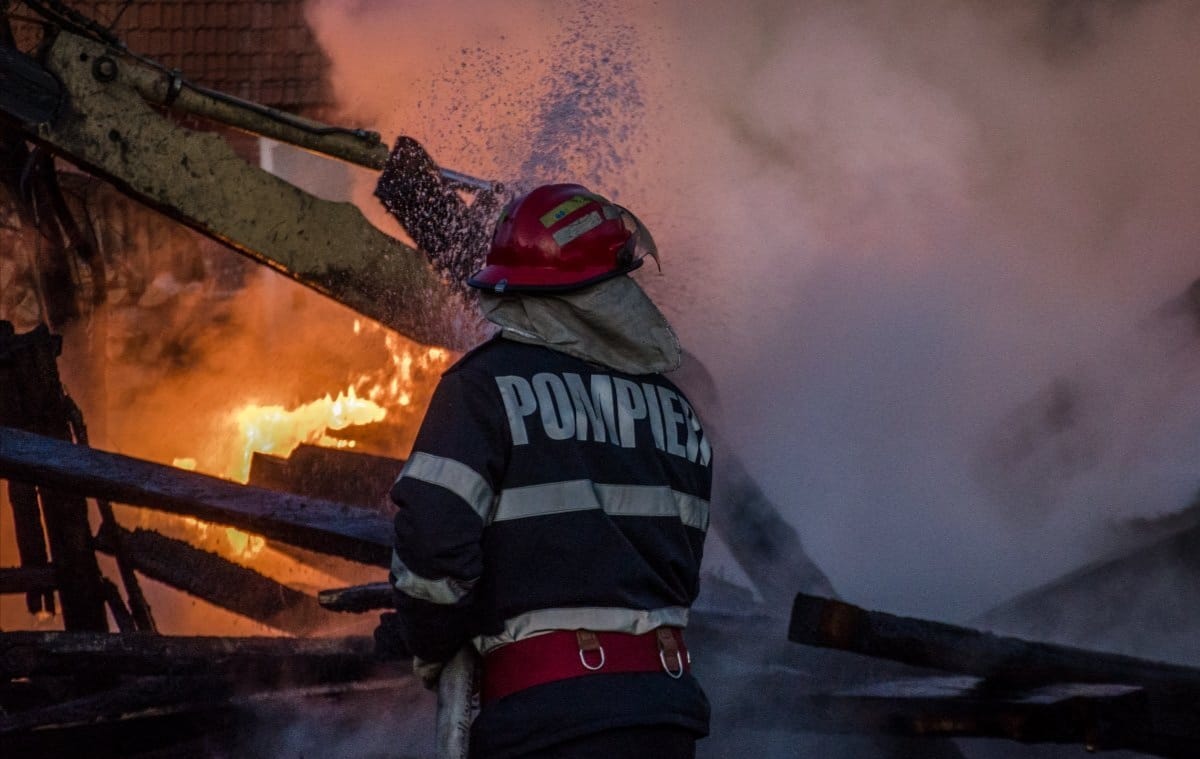 Incendiu la o fabrică de mezeluri din Mizil! Doi pompieri au fost răniți – VIDEO