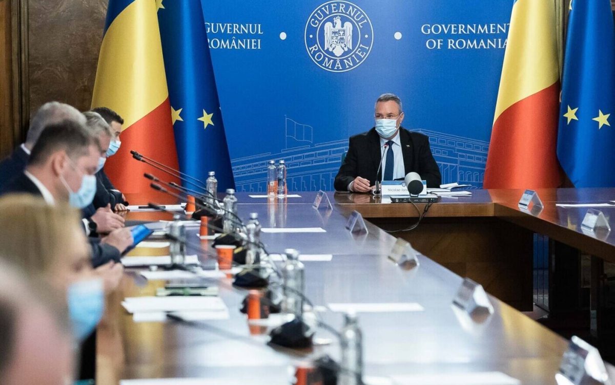 Premierul Nicolae Ciucă discută despre România Educată în timp ce mii de copii stau acasă din cauza frigului