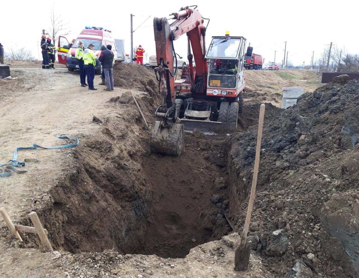 Bărbat din Suceava transportat la spital, după ce a fost prins sub un mal de pământ 