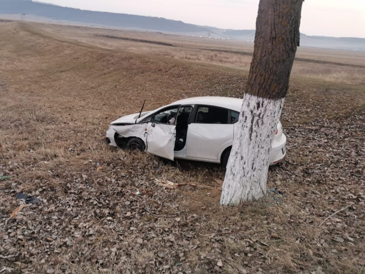 Accident rutier în localitatea Țigănași din județul Iași. Un autoturism a părăsit partea carosabilă – EXCLUSIV