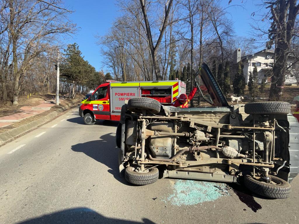 Coliziune între două autoturisme în Suceava. O femeie de 63 de ani a fost transportată la spital