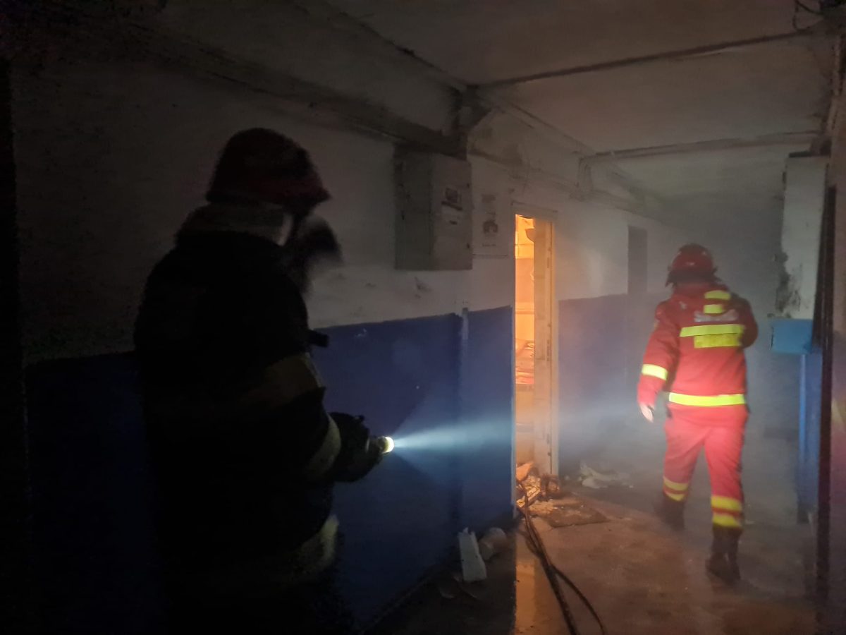 Incendiu în municipiul Piatra Neamț. Mai multe persoane au fost evacuate, după ce un bloc de locuințe a fost cuprins de flăcări