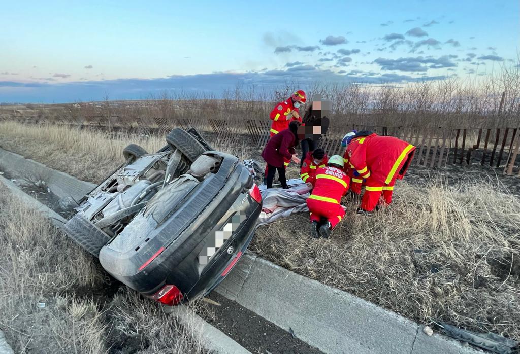 Accident rutier în județul Suceava. Autoturism răsturnat în afara părții carosabile – GALERIE FOTO
