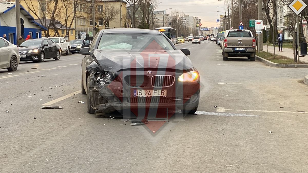 Un BMW şi un Volkswagen s-au izbit violent pe Bulevardul Primăverii din Iaşi. Poliţiştii şi medicii sunt la faţa locului – EXCLUSIV, FOTO, VIDEO