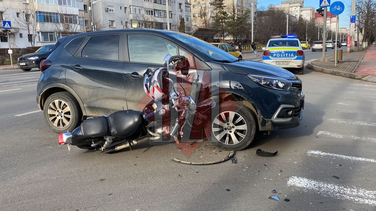 Accident rutier în municipiul Iaşi. O șoferița însărcinată nu a acordat prioritate și a fost acroșată de un motociclist – EXCLUSIV, FOTO, UPDATE