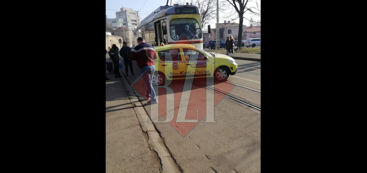 Accident rutier pe strada Cuza Vodă. Un taxi a fost izbit de un tramvai, după ce nu a acordat prioritate de trecere – EXCLUSIV, FOTO