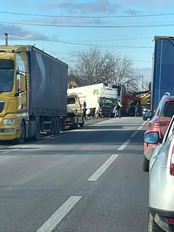 Accident rutier în localitatea Miroslovești. Un autoturism a intrat în coliziune cu o căruță – FOTO