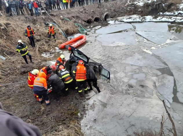 Accident rutier soldat cu doi morţi, în judeţul Suceava. Un autoturism a plonjat într-un lac îngheţat – FOTO, VIDEO