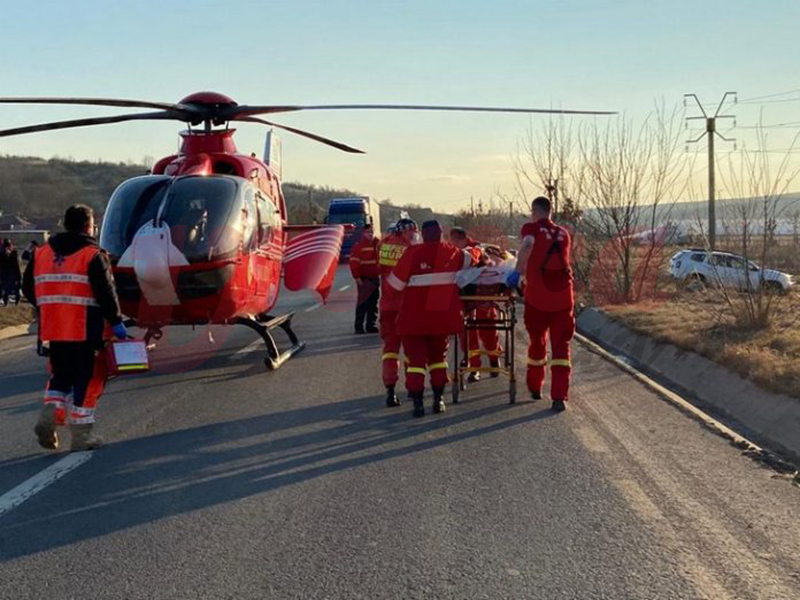 Momentul producerii accidentului rutier din judeţul Vaslui. Fetiţa, transferată în stare gravă la Iaşi, ar fi fost împinsă de bunică în faţa maşinii – FOTO, VIDEO