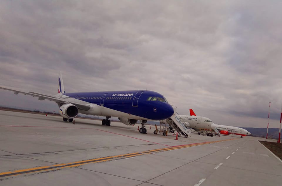 Peste 500 de pasageri au ajuns cu trei aeronave pe Aeroportul Internațional Iași. Ce au transmis reprezentanții aerogării